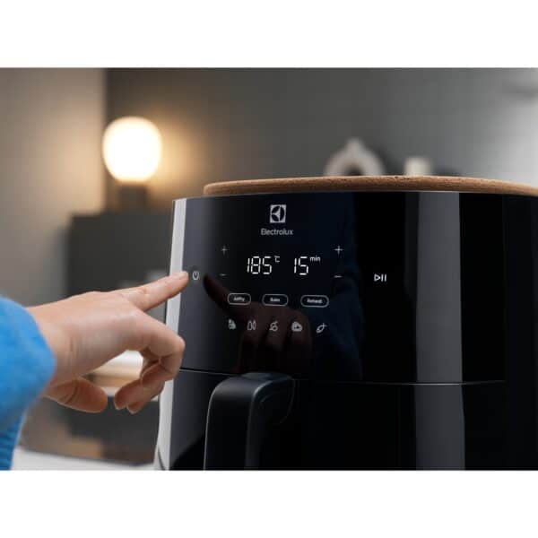 700 Series Air Fryer, EAF7B, Electrolux - Image 3